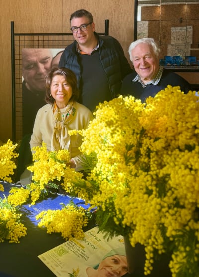 mimosa being handed out to patients on international cancer day